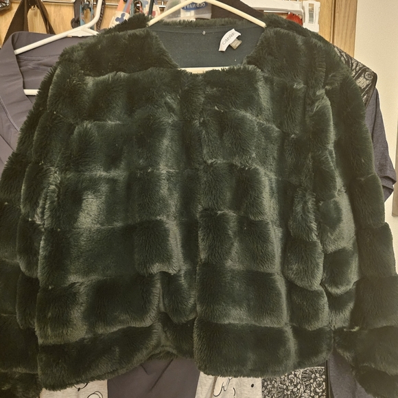 Calvin Klein dark green Faux Fur shrug, XL, with clasp - Picture 1 of 5